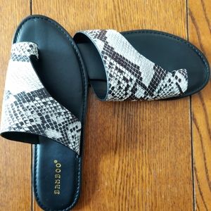 NWT Bamboo Snakeprint  Toe loop Slide Sandals 8